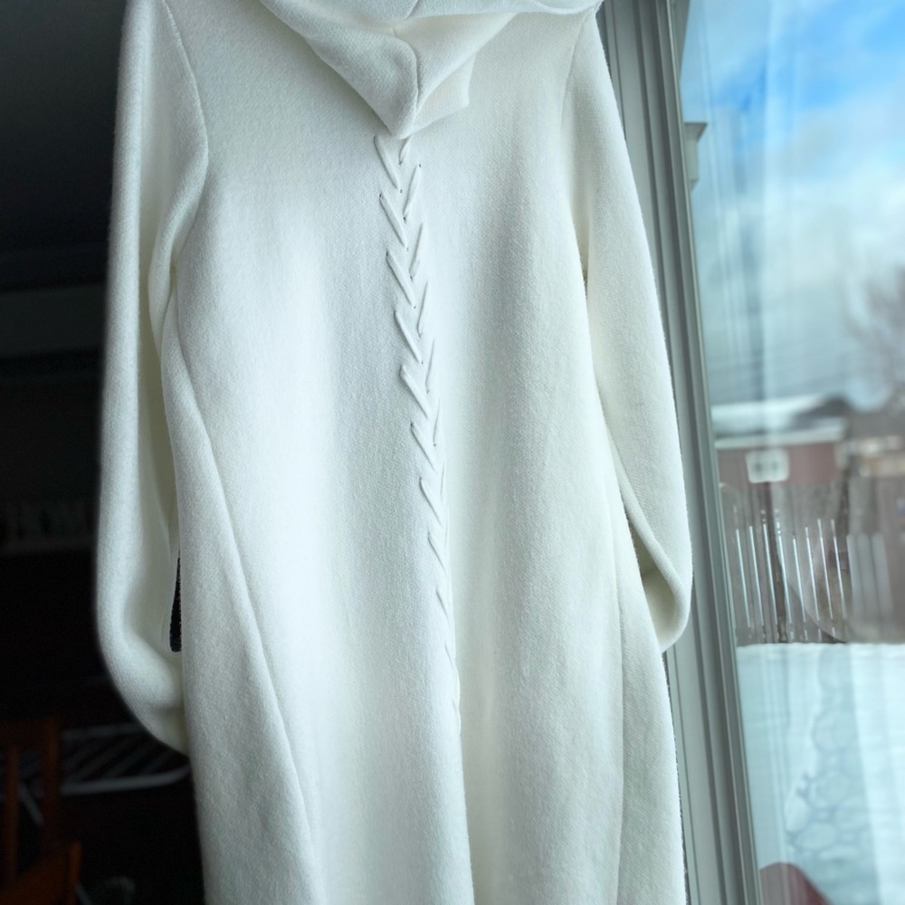 Le Chateau Long sweater size medium